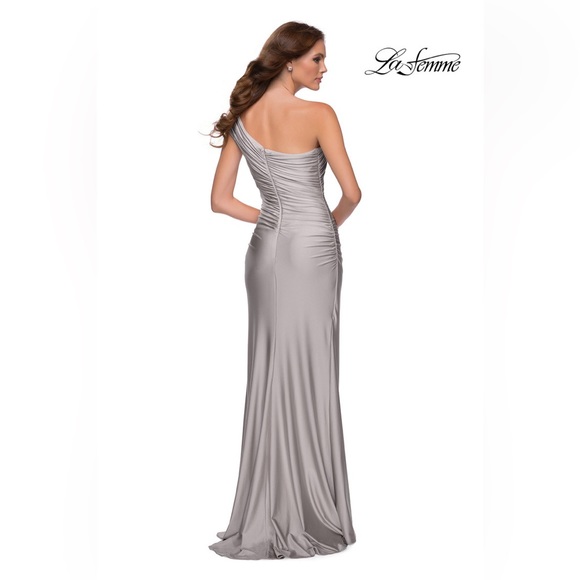 LA FEMME Women's silver One-Shoulder Shiny Jersey Gown Size 2 NWT - Picture 2 of 2